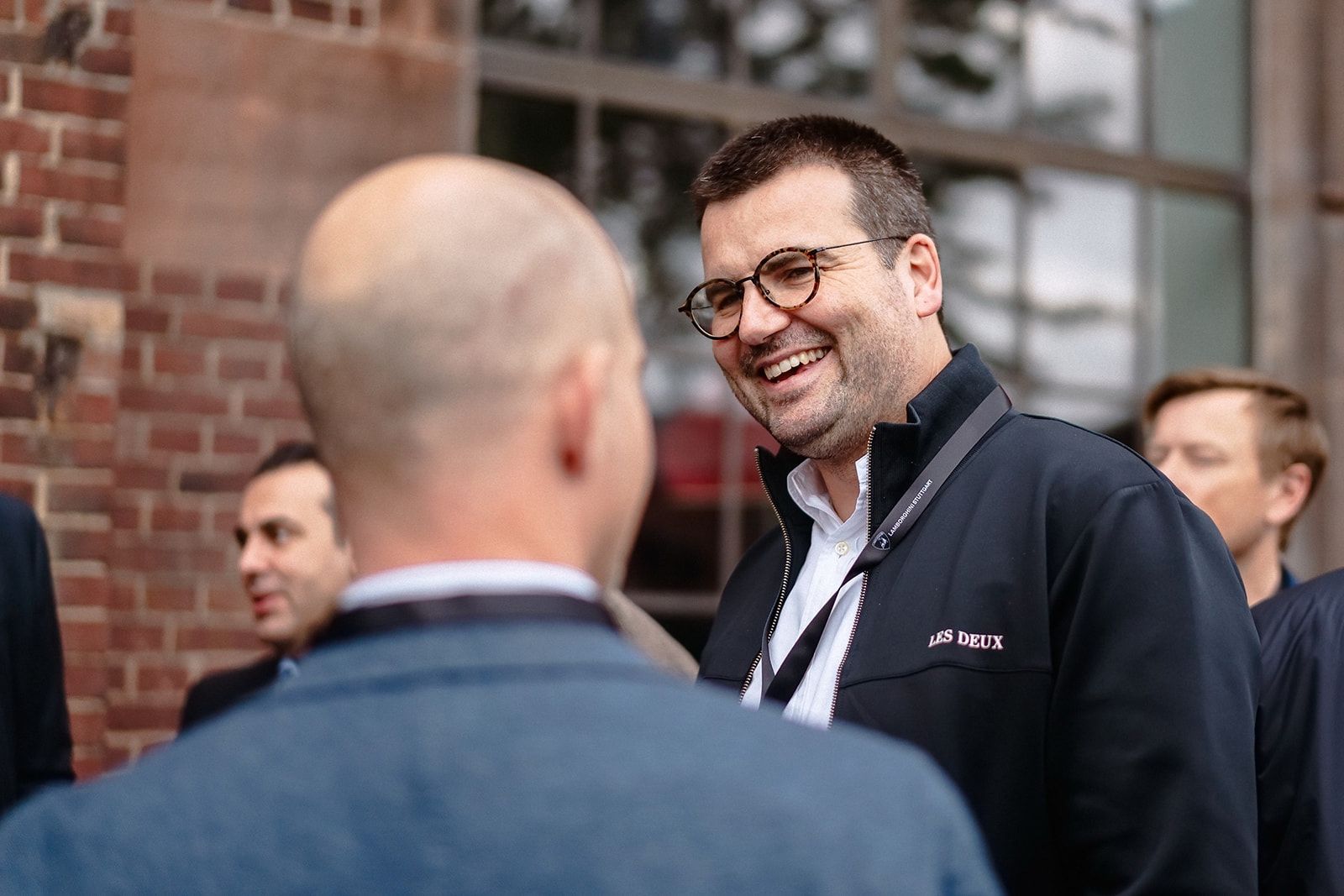 Simon Engelhorn im Austausch auf einer Veranstaltung